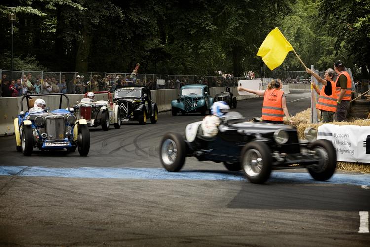 Tempo. Ældre og lidt nyere racerbiler vl kappes om at køre hurtigst muligt rundt om Fælledparken i København i weekenden. 