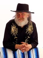 Lydhør. Robbie Robertson skrev sangene og Helm sang de kendteste af dem, men det var Garth Hudson, der vidste, hvornår de trængte til harmonika, klaver eller tenorsaxofon. Han lignede en vildmand, men der var intet ukontrolleret over hans musiceren, som heller ikke var beregnende - den var bare lydhør. 
