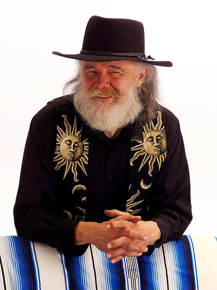 Lydhør. Robbie Robertson skrev sangene og Helm sang de kendteste af dem, men det var Garth Hudson, der vidste, hvornår de trængte til harmonika, klaver eller tenorsaxofon. Han lignede en vildmand, men der var intet ukontrolleret over hans musiceren, som heller ikke var beregnende - den var bare lydhør. 