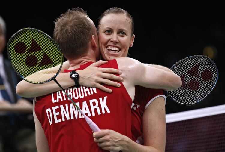 Exit. Thomas Laybourn fik en krammer af Kamilla Rytter Juhl. Det var hans sidste kamp på topplan. 