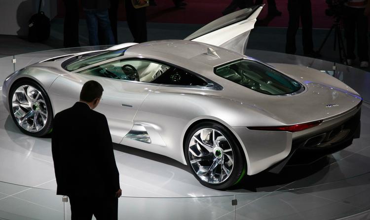 Premiere. Jaguar C-X75 bliver et tilbud til de bilkøbere, der ikke behøver kigge på prissedlen, inden de skriver under. 