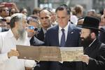 Kontrovers. Den republikanske præsidentkandidat Mitt Romney besøgte søndag den jødiske helligdom Vestmuren i Jerusalem under sin rejse til Israel. Mandag holdt han en tale, som stadig skaber debat. 