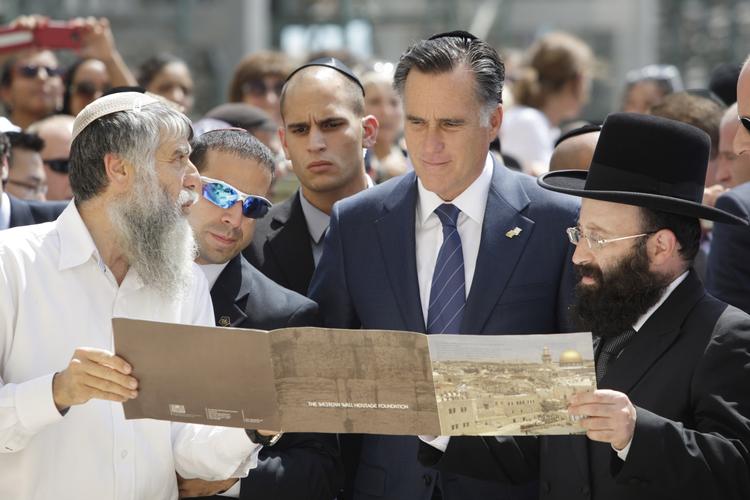 Kontrovers. Den republikanske præsidentkandidat Mitt Romney besøgte søndag den jødiske helligdom Vestmuren i Jerusalem under sin rejse til Israel. Mandag holdt han en tale, som stadig skaber debat. 