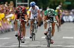 Imaol Erviti (tv.) slår knebent irske Nicolas Roche i dagens spurt. 