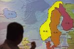 PROJEKT. Huang Nubo ses i silhuet i 2011 under præsentationen af sine planer om at købe et stort område på Island. 