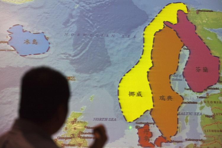 PROJEKT. Huang Nubo ses i silhuet i 2011 under præsentationen af sine planer om at købe et stort område på Island. 