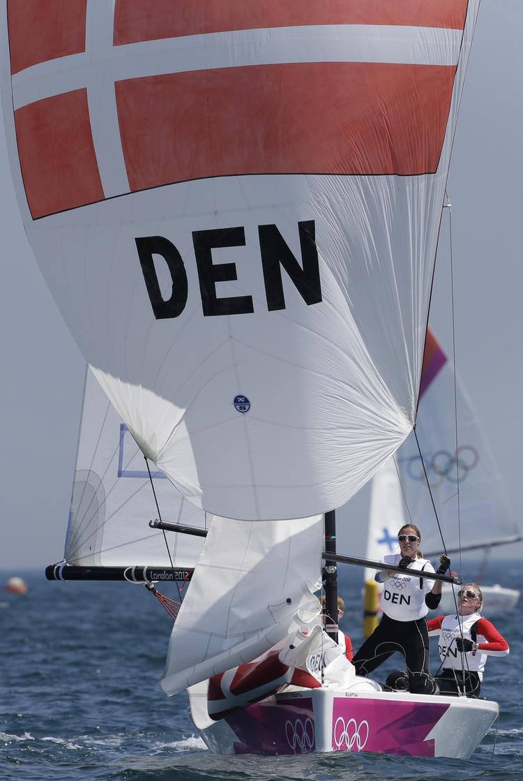 Svært. Den danske matchrace-besætning har haft svært ved at skrabe sejre sammen. Indtil videre er det blevet til to, og det er langt fra nok, hvis de vil frem til kvartfinalerne. 