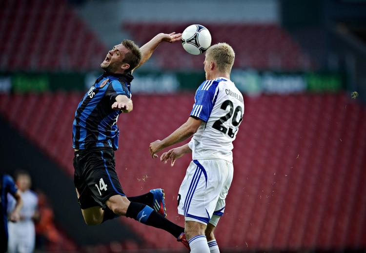 åbent. Club Brugges Jim Larsen (tv) i nærkamp med FCK's Andreas Cornelius. 