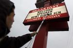 Søndagslukket. Fastfoodkæden Chick-fil-A er kendt for sine kristne værdier, hvilket giver mange tilhængere på den amerikanske højrefløj. Billedet her er fra Newt Gingrich i januar holdt vælgermøde på en af kædens restauranter, mens han fortsat forsøgte at blive republikanernes præsidentkandidat. 