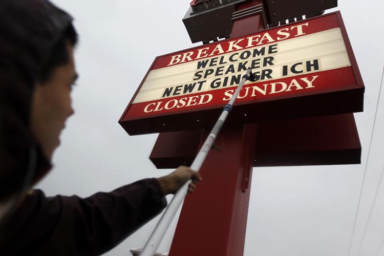 Søndagslukket. Fastfoodkæden Chick-fil-A er kendt for sine kristne værdier, hvilket giver mange tilhængere på den amerikanske højrefløj. Billedet her er fra Newt Gingrich i januar holdt vælgermøde på en af kædens restauranter, mens han fortsat forsøgte at blive republikanernes præsidentkandidat. 