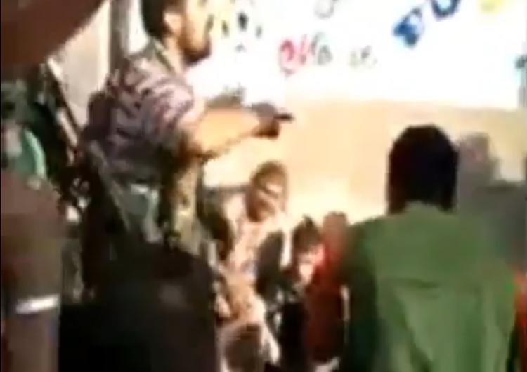 likvidering. Den Frie Syriske Hær (FSH) har henrettet medlemmer af Assad-tro milits. FSH indrømmer, at der er tale om hævn. Billedet stammer fra videoen, hvis autentitet ikke er blevet uafhængigt bekræftet. 