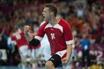 Håndbold. Michael V. Knudsen jubler  efter Danmarks sejr over Spanien. »Vi bør kunne sætte dem (serberne. red.) af forholdsvis tidligt i kampen«, siger han om aftenens kamp. 