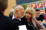 politik. MF'er Anne Baastrup taler sammen med tidligere folketingsmedlem Aage Frandsen under et EU-landsmøde på Nørresundby Gymnasium i 2003. 