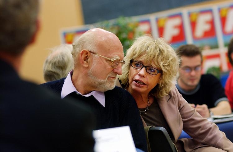 politik. MF'er Anne Baastrup taler sammen med tidligere folketingsmedlem Aage Frandsen under et EU-landsmøde på Nørresundby Gymnasium i 2003. 