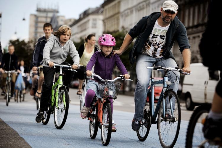 Forebyggelse. »Så længe vi kan få flere til at bruge cykelhjelm frivilligt og via cykelhjelmskampagner og nye, smarte hjelme, er der ikke brug for et påbud eller lovkrav«, siger Anders Rosbo. 