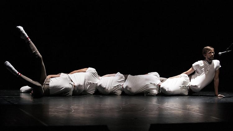 PLASK! Der er ikke lutter seværdigheder i Cross Connection Ballets nye  forestilling, men man kan da møde Den Lange Havfrue. 