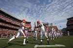 Haltende. Cleveland Browns quarterback Colt McCoy med nummer 12 bliver hyldet af sine holdkammerater inden en hjemmekamp mod Seattle Seahawks - en ud af blot fire kampe, som Browns vandt i den seneste sæson. 
