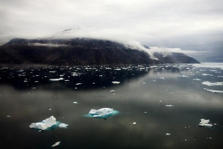 Opdagelse. Grønlands indlandsis smelter kun hurtigtere og hurtigere i perioder, viser ny forskning. Hidtil troede man, at afsmeltningen accelererede konstant. 