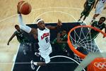 Dunk. Amerikanske Lebron James sætter to af de 156 point, amerikanerne leverede torsdag aften i en rekord stor sejr over Nigeria. 