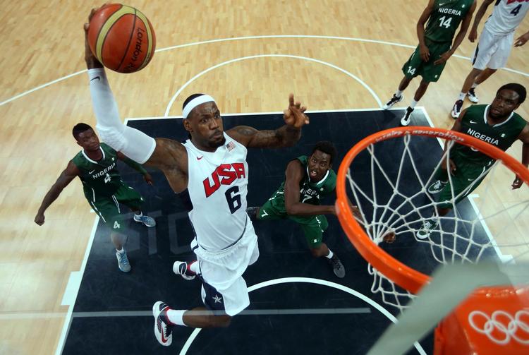 Dunk. Amerikanske Lebron James sætter to af de 156 point, amerikanerne leverede torsdag aften i en rekord stor sejr over Nigeria. 