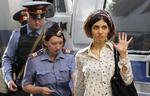 HOOLIGANS? Nadesjda Tolokonnikova, medlem af bandet Pussy Riot, eskorteres ved domstolen i Moskva, hvor hun sammen med to andre medlemmer af bandet står anklaget for hooliganisme og blasfemi. 