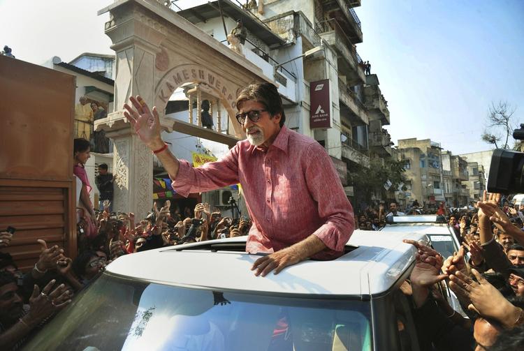 Den indiske Bollywood-legende Amitabh Bachchan vinker til sine fans som en del af et fremstød for turisme i delstaten Gujarat. Så fredeligt er tilstandende langt fra altid i den indiske filmindustri. 