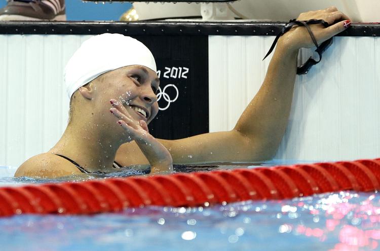 800-finale. Lotte Friis har publikum imod sig, når hun svømmer finale i 800 meter fri. For briterne holder med hjemmebaneheltinden Rebecca Adlington. 