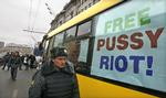 Moskva. Rettsagen mod Pussy Riot  har tiltrukket sig stor opmærksomhed, og i Rusland har mere end hundrede af landets mest berømte kulturpersonligheder i en fælles skrivelse krævet, at trioen skal løslades fra fængslet. 