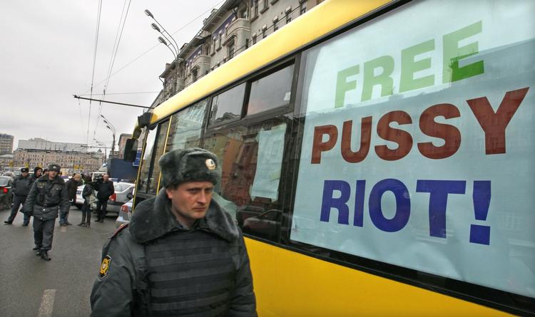 Moskva. Rettsagen mod Pussy Riot  har tiltrukket sig stor opmærksomhed, og i Rusland har mere end hundrede af landets mest berømte kulturpersonligheder i en fælles skrivelse krævet, at trioen skal løslades fra fængslet. 