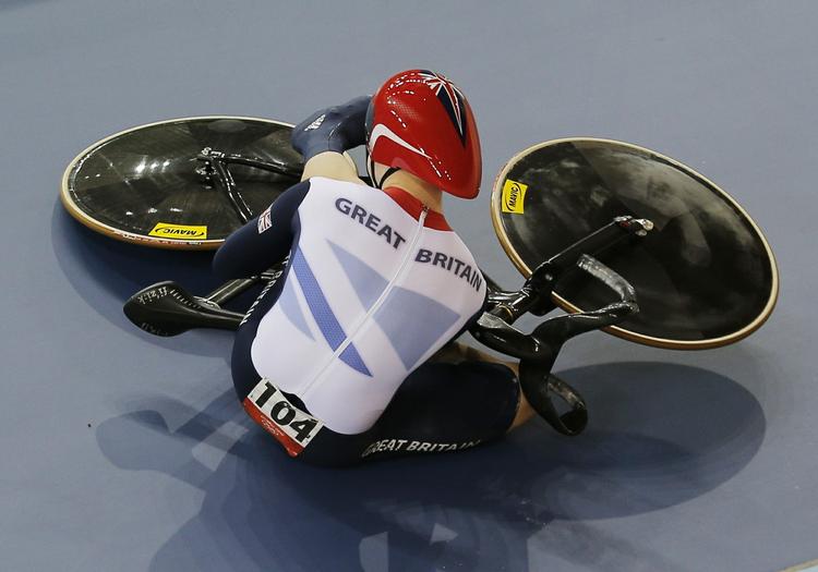 Guld. Philip Hindes valgte at kysse den indendørs 'asfalt' på cykelbanen. 
