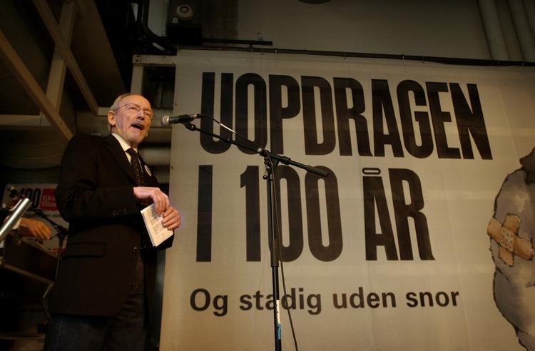 Fødselar. Også på Ekstra Bladet satte Gregers  Dirckinck-Holmfeld i høj grad præg på bladet med sine anmeldelser, der på én gang var indsigtsfulde, letforståelige og oplysende. Her holder han tale i anledning af Ekstra Bladets 100 års-jubilæum. 