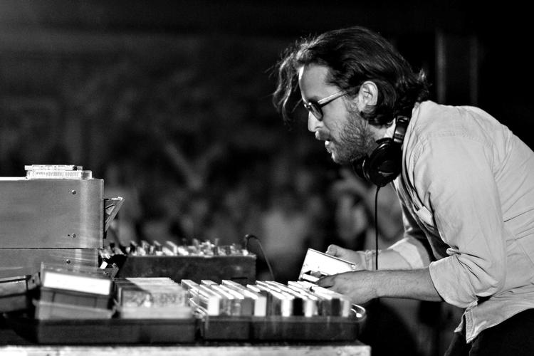 Kassettekongen. Afrikansk musik kommer ud til verden, når Brian Shimkovitz rejser ud som dj med sine indsamlede bånd. 