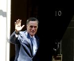 Bestået? Mitt Romney besøgte bl.a. David Cameron i Downing Street i London under sin rundrejse. 