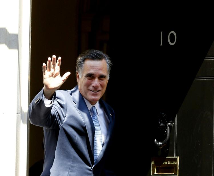 Bestået? Mitt Romney besøgte bl.a. David Cameron i Downing Street i London under sin rundrejse. 