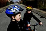 Børn med cykelhjelm