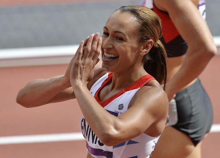 Fantomtid. Briten Jessica Ennis er godt på vej til det olympisk guld efter en utrolig præstation på 100 meter hæk. 