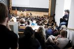Proppet. »Det er betydelig værre at blive optaget på et studium, hvor der ikke er plads i lokalerne, end at skulle vente på det næste fly på grund af overbooking«, skriver Mads Melin. 
