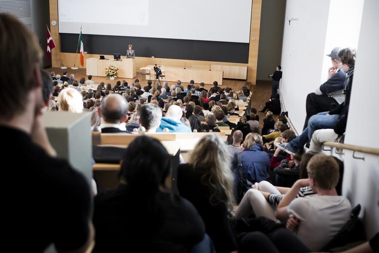 Proppet. »Det er betydelig værre at blive optaget på et studium, hvor der ikke er plads i lokalerne, end at skulle vente på det næste fly på grund af overbooking«, skriver Mads Melin. 