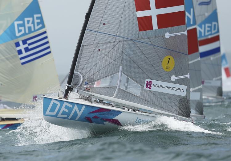 UDMANØVRERET. Et snedigt trick af briten Ben Ainslie gjorde, at Jonas Høgh-Christensen nu kun fører med to point inden søndagens afgørende sejlads. 