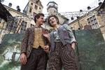 STÆVNEMØDE. Køligt ser det ud, men der er lyster  i omløb, når  Shakespeares Globe byder på stribevis af  køns- og kærlighedsforviklinger, her Deirdre Mullins og Will Featherstone. 