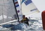 TÆT. Jonas Høgh fører med bare to point inden medaljesejladsen på søndag. 
