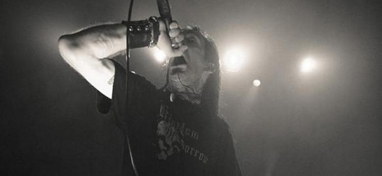 METAL. Sangeren fra Lamb of God er muligvis løsladt mod kaution, men han er ifølge Twitter ikke rejst med bandet hjem til USA. 