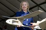 Fjernstyret. USA's udenrigsminister, Hillary Clinton, inspicerer fredag et lille amerikansk dronefly, som Ugandas militær bruger i Somalia til at bekæmpe Al-Qaeda-militser. Billedet er taget ved Clintons besøg på Kasenyi-militærbasen i Kampala, Uganda. 
