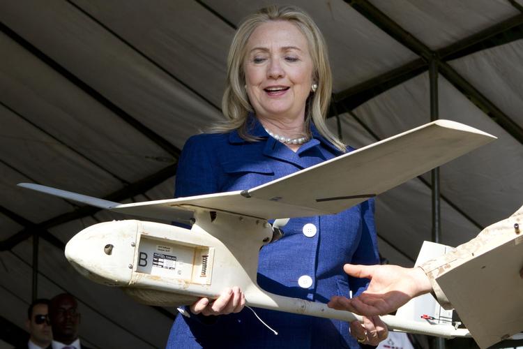 Fjernstyret. USA's udenrigsminister, Hillary Clinton, inspicerer fredag et lille amerikansk dronefly, som Ugandas militær bruger i Somalia til at bekæmpe Al-Qaeda-militser. Billedet er taget ved Clintons besøg på Kasenyi-militærbasen i Kampala, Uganda. 