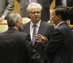 SAMMENHOLD. Syriens FN-ambassadør Bashar Ja'afari (tv) i samtale med sine kolleger fra Rusland og Kina, Vitalij Churkin og Wang Min (th). 