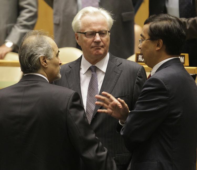 SAMMENHOLD. Syriens FN-ambassadør Bashar Ja'afari (tv) i samtale med sine kolleger fra Rusland og Kina, Vitalij Churkin og Wang Min (th). 