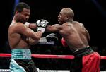 Champ. Floyd Mayweather (til højre) sætetr endnu et udmarvende stød ind på Shane Mosleys krop. 