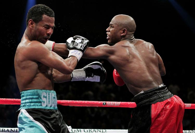 Champ. Floyd Mayweather (til højre) sætetr endnu et udmarvende stød ind på Shane Mosleys krop. 