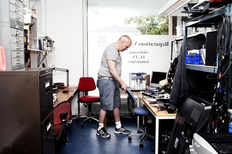 Genbrugskultur. John Axel Pedersen, tekniker, er i dag i gang med at reparere en espresso maskine. 