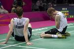 afslapning. Mathias Boe og Carsten Mogensen måtte synke ned på gulvet og slappe af et par minutter, efter finalepladsen i herredouble var en kensgerning. 